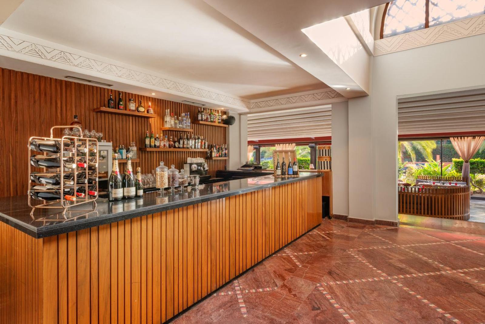 Hivernage Hotel & Spa Marrakesh Exteriör bild The bar at the lobby