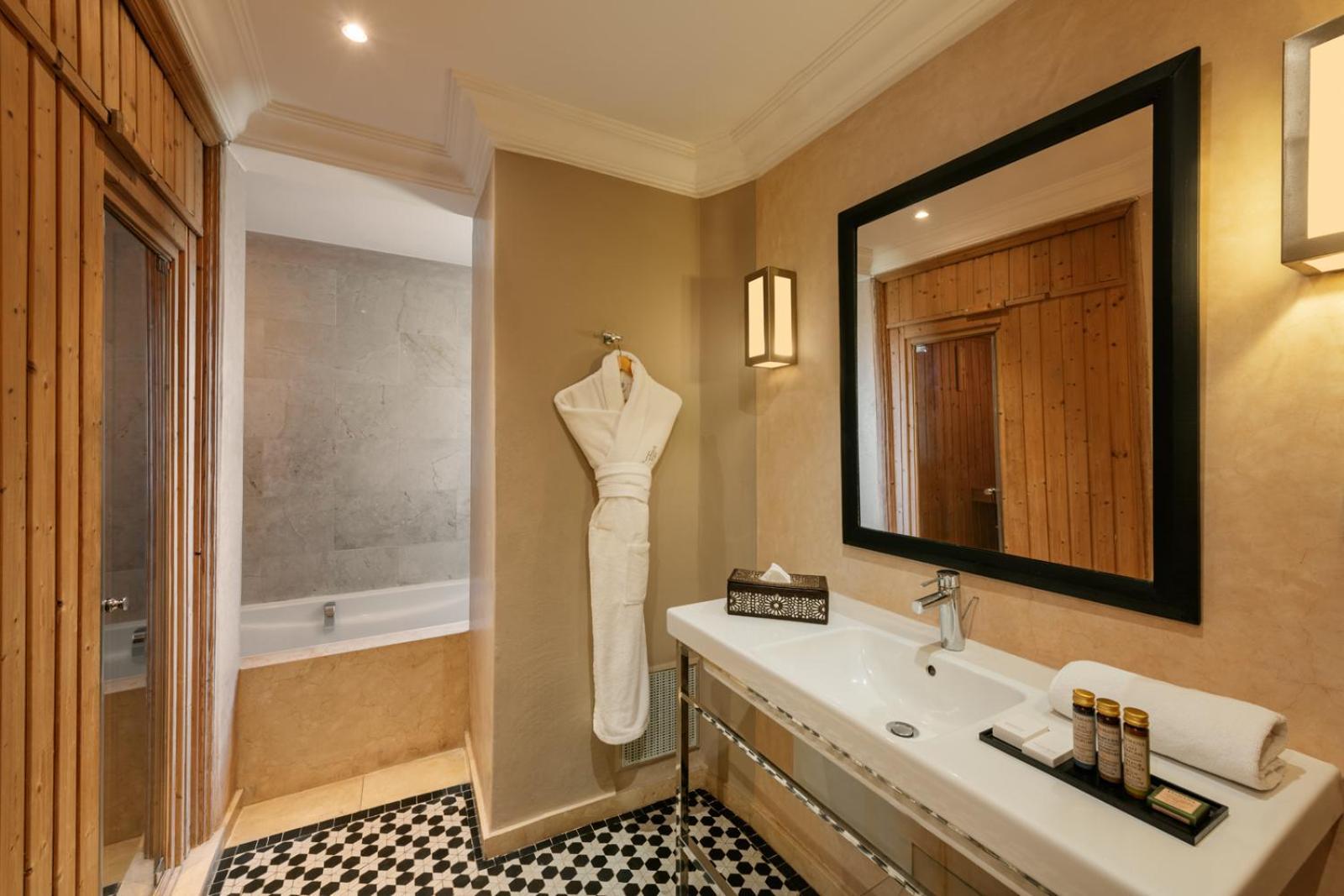 Hivernage Hotel & Spa Marrakesh Exteriör bild A bathroom at the hotel
